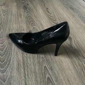 Black leather pumps size 7 1/2